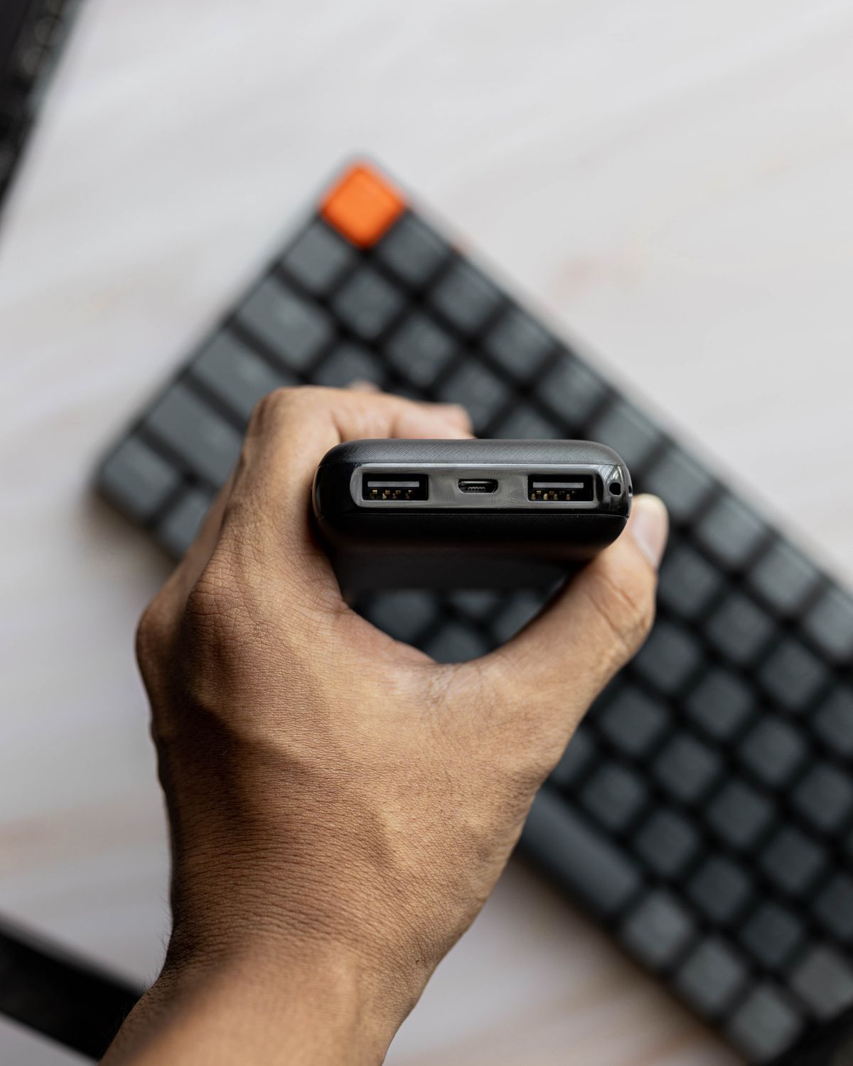 손에 든 보조배터리의 USB 출력 포트
