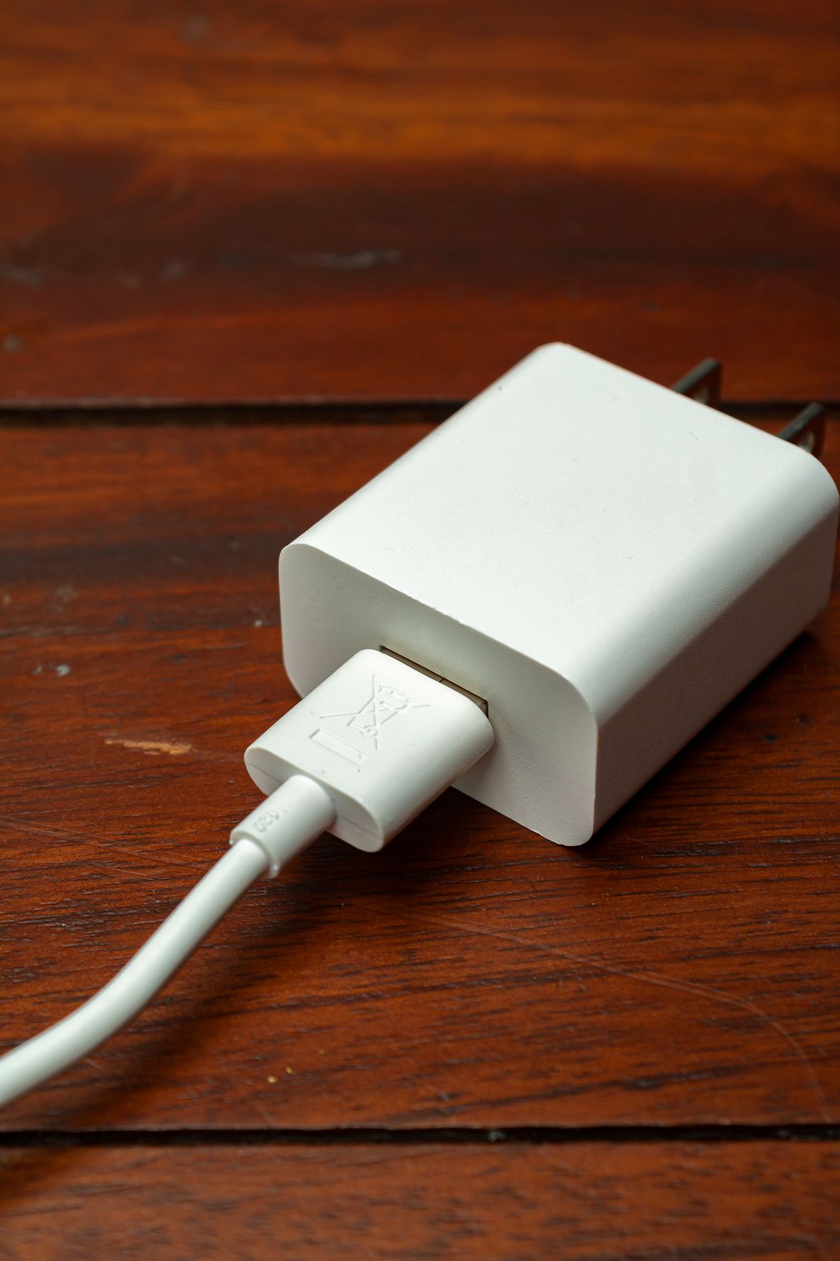 케이블이 연결된 USB 고속충전기