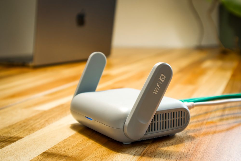 책상 위에 놓인 WiFi 6 와이파이 공유기